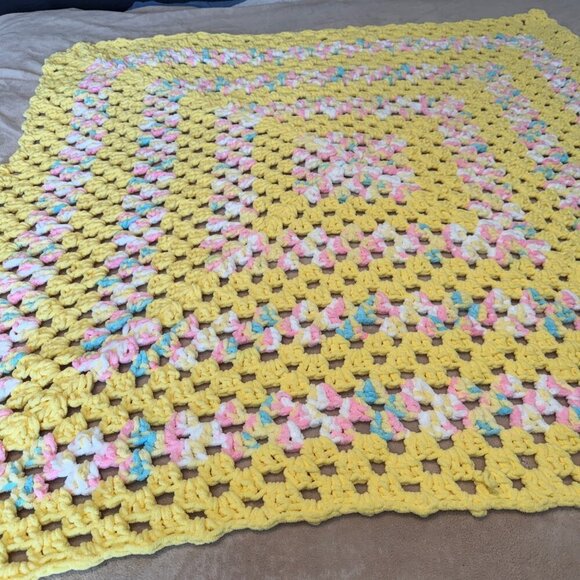 CROCHET BABY BLANKET PASTEL MULTI COLOR GRANNY SQUARE vintage chenille yarn supe - Picture 6 of 8